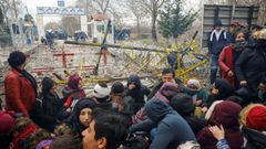 Migrantes sirios, a las puertas de la frontera de Grecia con Turqua, donde fueron dispersados con gases lacrimgenos