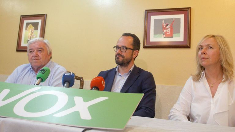 El candidato de Vox a la Presidencia de Asturias, Ignacio Blanco (c), acompañado por el presidente de la formación en Asturias, Rodolfo Espina, durante la rueda de prensa que ha dado tras conocer el resultado de las elecciones