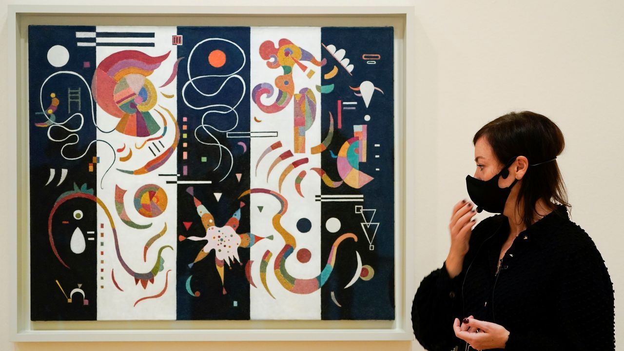Lekha Hileman Waitoller, junto a la obra de Kandinsky «A rayas», de noviembre de 1934