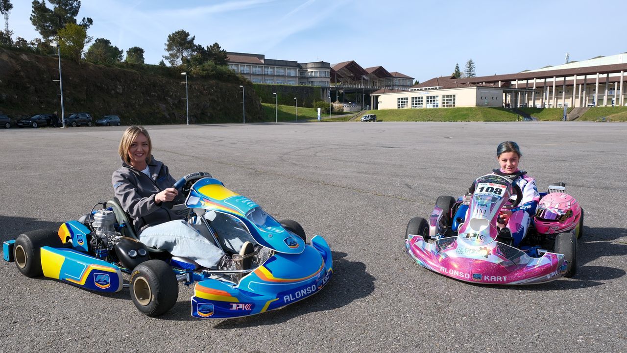 Las futbolistas mari�anas agradecen el apoyo de la afici�n en el Vista Alegre tras el partido contra el Rold�n.