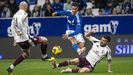 Ilyas Chaira dispara ante Agus Medina y Jon Garc�a durante el Oviedo-Albacete
