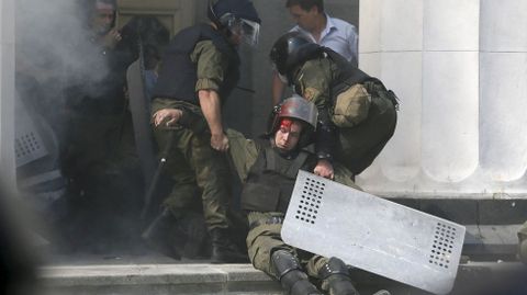 Un oficial nacional herido en el parlamento en Kiev, Ucrania. 