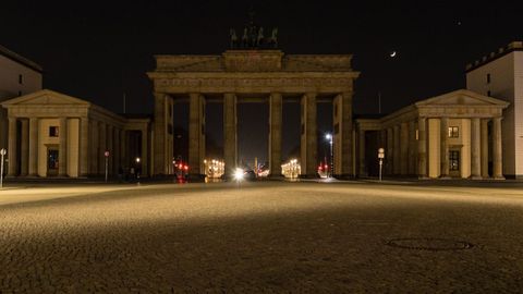 La puerta de Brandemburgo en Berln con las luces apagadas