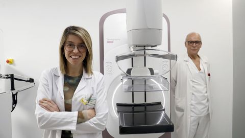 Ana Rocha y Francisco Tardáguila, con el mamógrafo de última generación