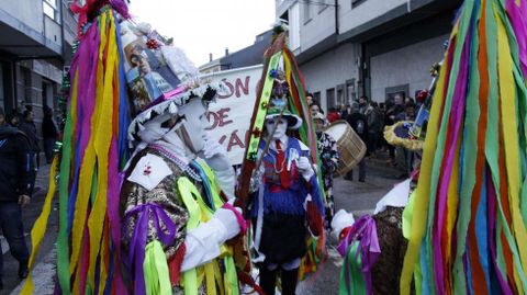 Mascarada ibrica.Cerca de 40 grupos y 800 personas participaron en la mascarada ibrica de Viana do Bolo