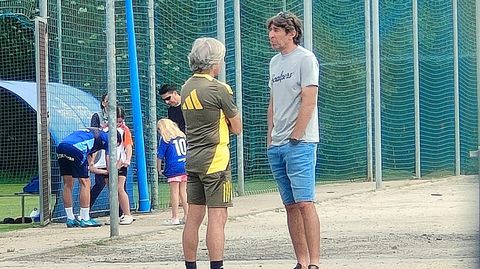 Miguel Falc�n, exjugador del Real Oviedo, charla con Roberto Aguirre, t�cnico del Vetusta