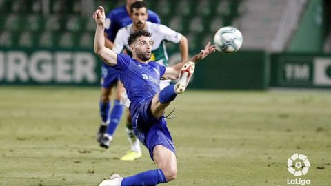 Rodri intenta controlar un baln en el Elche-Real Oviedo