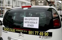 <span lang= es-es >Protestas en todos los mbitos</span>. La supresin de los partidos judiciales no gusta a casi nadie; en Betanzos, los taxistas han decidido mostrar su rechazo colocando pancartas en sus vehculos.
