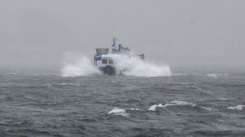 Un barco bateeiro en la ra durante el temporal