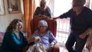 Nieves Martínez Rodríguez, en el sofá de su casa, con sus hijas y la diputada provincial María Ortega