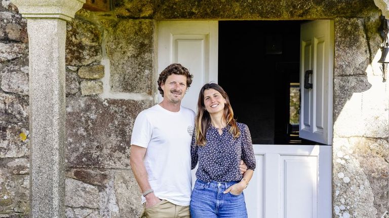 Un argentino y una valenciana anclan en A Estrada por amor a la ganadería