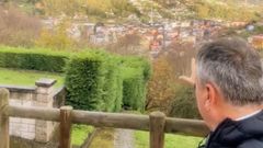 Antonio muestra las vistas de una vivienda para rehabilitar en Asturias