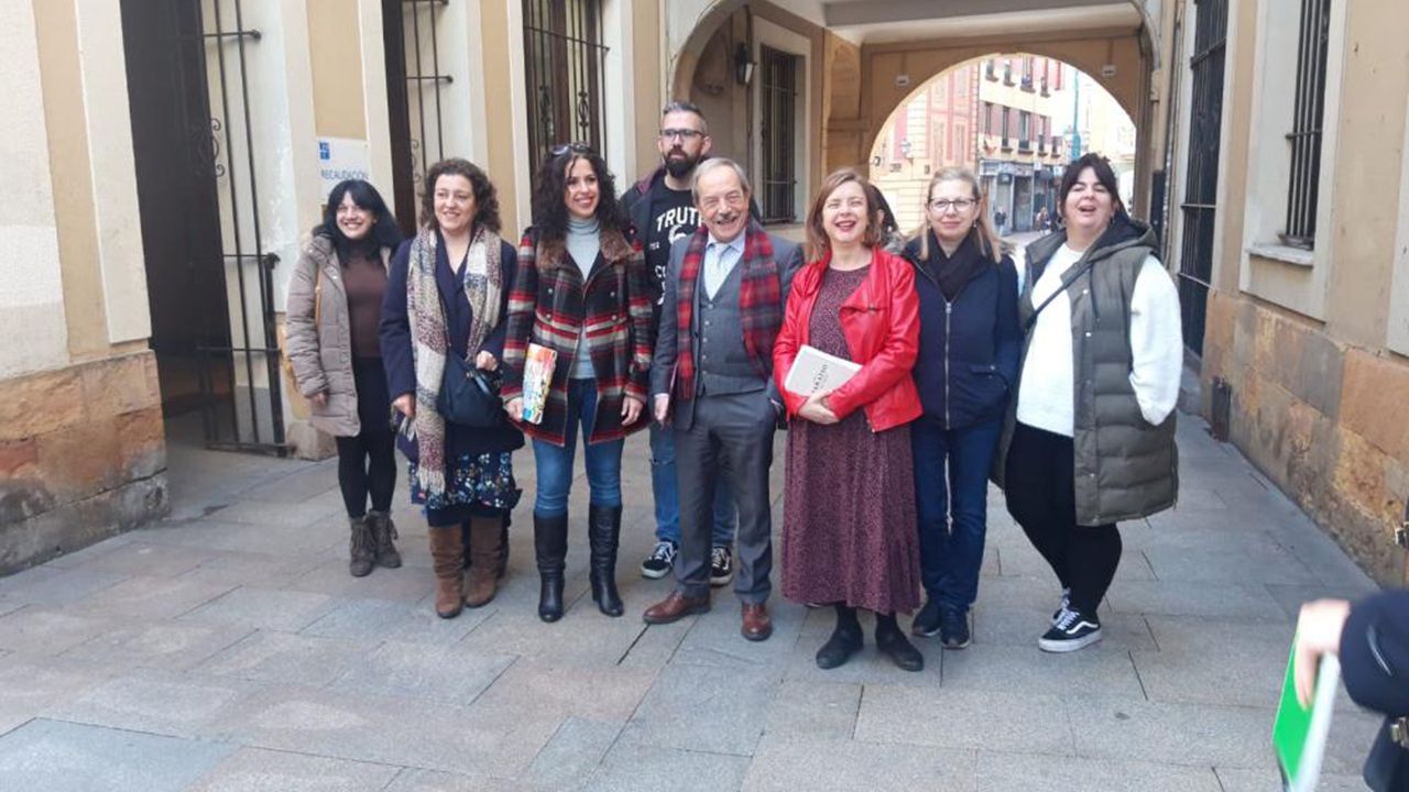 Wenceslao López y Ana Taboada junto a representantes de varias Ampas de Oviedo