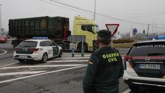 La Guardia Civil de Trfico intensific este lunes la vigilancia en la zona industrial de San Cibrao, donde se localiz a los infractores, por la huelga de transportistas