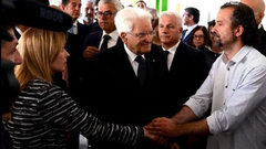 La primera ministra de Italia, Giorgia Meloni y el presidente de Italia, Sergio Matarella (en el centro de la imagen) saludan al civil Luca Signorelli