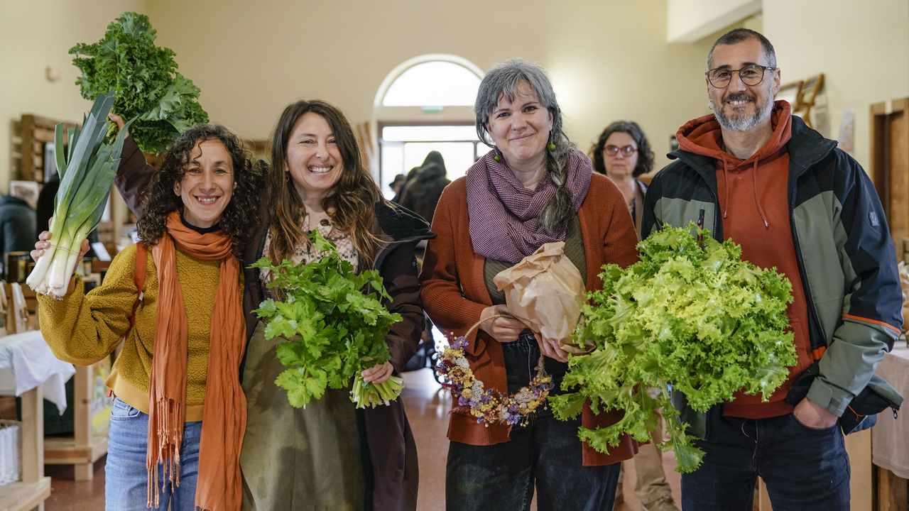 De izquierda a derecha, Mar�a Jos�, de Mim�; Ux�a, de Tralaleira; Estefan�a, de Moixo; y Miguel, tambi�n de Mim�