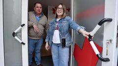 Jaime, directivo de Cruz Roja, y Rosa, tcnica de la organizacin en Sarria