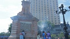 Mujeres mazahuas queman incienso en el pedestal donde se encontraba el monumento de Cristbal Coln en Ciudad de Mxico