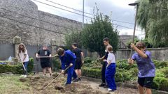 Alumnos del colegio San Lorenzo recuperan los terrenos de la residencia que sirvieron de jardn y huerto
