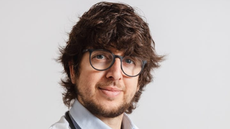 El doctor Enrique Esteve es especialista en Medicina Interna y en Inmunologa.