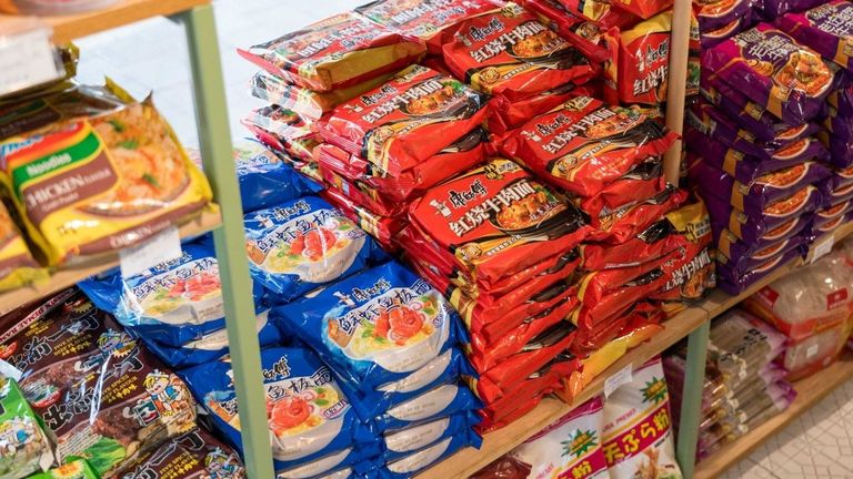 Productos asiáticos en supermercado Donaya Ramen Market, en A Coruña