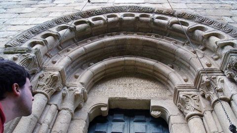 Decoracin romnica en una puerta de la iglesia de San Xon da Cova, en Carballedo (ruta 5)