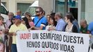 Varios familiares de Marco Fernández, el conductor fallecido, acudieron este miércoles a la manifestación convocada por los vecinos de Recimil y Coeo frente a la Subdelegación del Gobierno en Lugo.