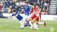 Omar Ramos disputa un bal�n ante Aguza, con Luismi de fondo