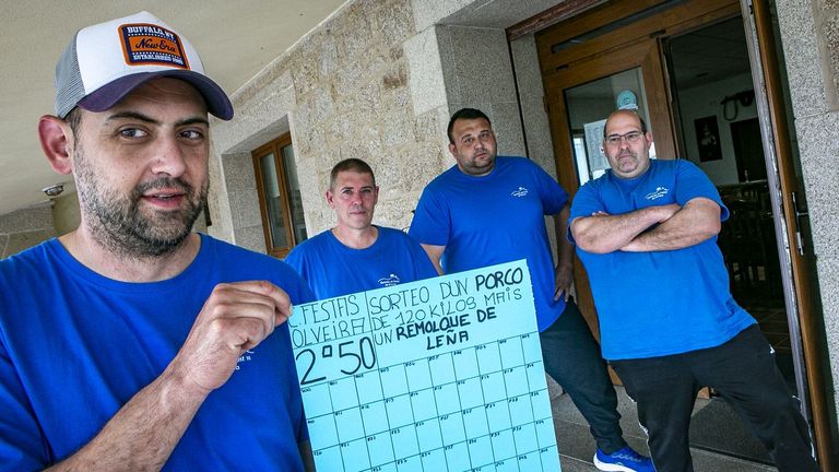 El original sorteo para pagar las fiestas de Olveira: un cerdo de 120 kilos (vivo o muerto) y un remolque de leña