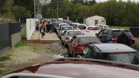 Colapso en un colegio de Teo ante el aluvión de padres que cogieron el coche para llevar a sus hijos