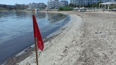 Bandera roja en la playa de Punta Xinx, en Ibiza, en el mes de junio del 2022, a causa de un vertido de aguas residuales.