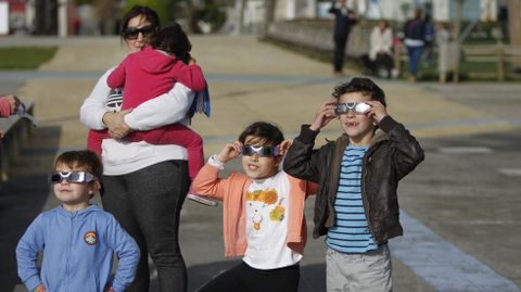 Familias viendo el eclipse en Moaa