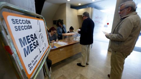 Gente votando a primera hora en la mesa del edificio sindical de Lugo