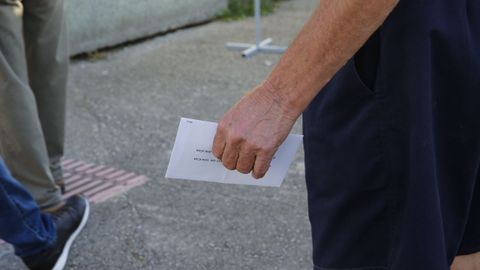 Gente votando en un colegio electoral de A Coruña