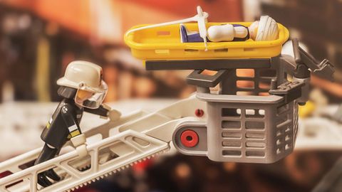 Un bombero de Playmobil rescata a una persona herida