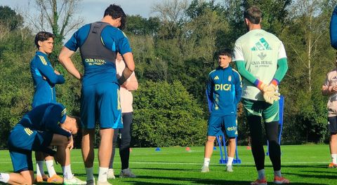 Dieguito Men�ndez, en el centro, con Pablo Agud�n a la izquierda, antes de comenzar el entrenamiento