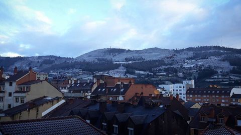 Oviedo amanece nevado. As� se ve�a el Naranco esta ma�ana