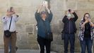 Cuatro turistas junto a la Catedral de Lugo hacen fotos con sus móviles el pasado sábado