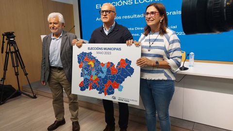 Rosendo Fernndez, Jos Manuel Baltar y Ana Villarino, con el tradicional mapa poselectoral del PP ourensano.
