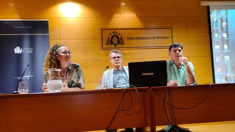 La directora de la Cátedra de Cine de Asturias, Diana Díaz, junto con el periodista Pedro Vallín y el director de cine Samu Fuentes