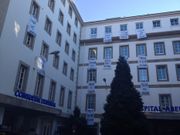 Unas sabanas con las reivindicaciones de los manifestantes cuelgan de la fachada del Abente Y Lago