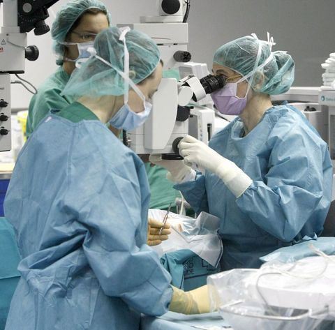 Una operacin de cataratas en el quirfano cuatro del hospital de Monforte. 