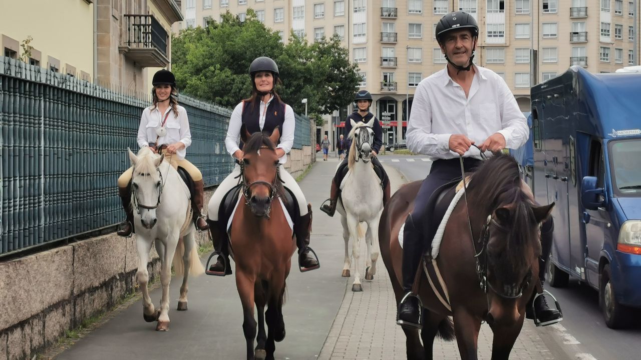 Paloma Lago, con su cuada Isabel y su hermano Federico, iniciaron el sbado el camino a caballo