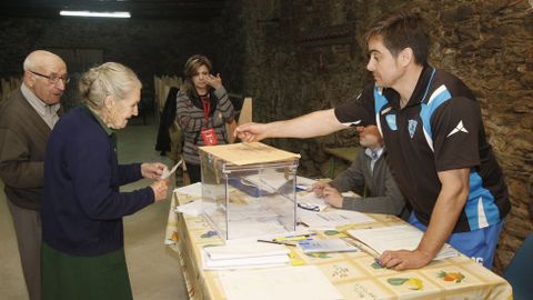 Votacin en la mesa de Baaomorto, en las municipales del ao 2015