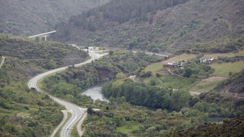 Un tramo de la carretera N-120 a su paso por Quiroga, cerca de Montefurado