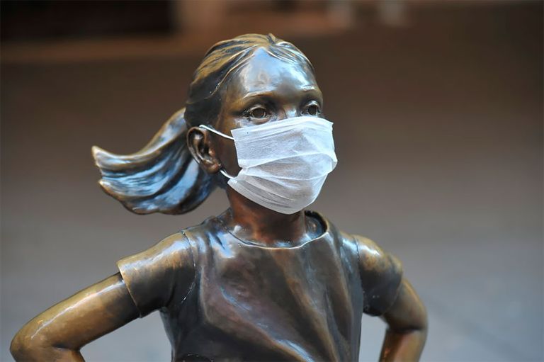 La niña sin miedo, en Nueva York, con mascarilla