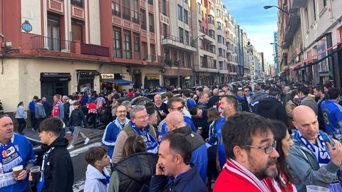 Aficionados del Athletic y del Real Oviedo en la m�tica calle�Licenciado Poza, en Bilbao