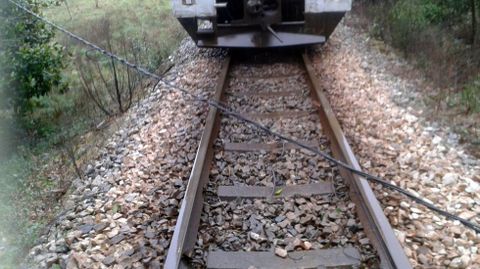 Tren de Feve parado por un cable de alta tensin que cruza la va en Barreiros.