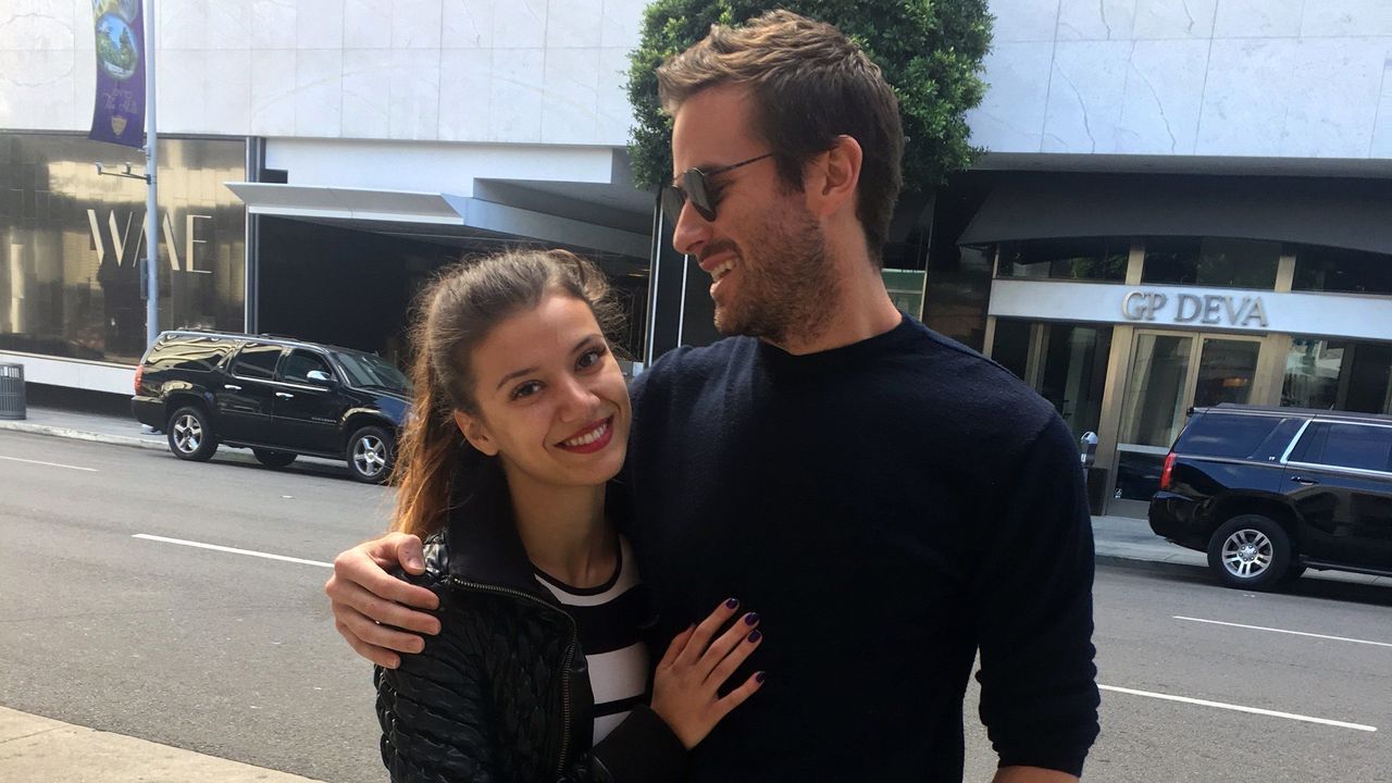 Fotografía cedida por la abogada Gloria Allred del actor Armie Hammer junto a la mujer de 24 años que le acusa de violación