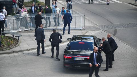 Los agentes de seguridad del primer ministro eslovaco despus de producirse los disparos